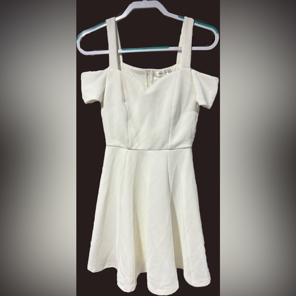 Emerald Sundae Small dressy midi length dress. Cold shoulder mini sleeve. … - Picture 2 of 4